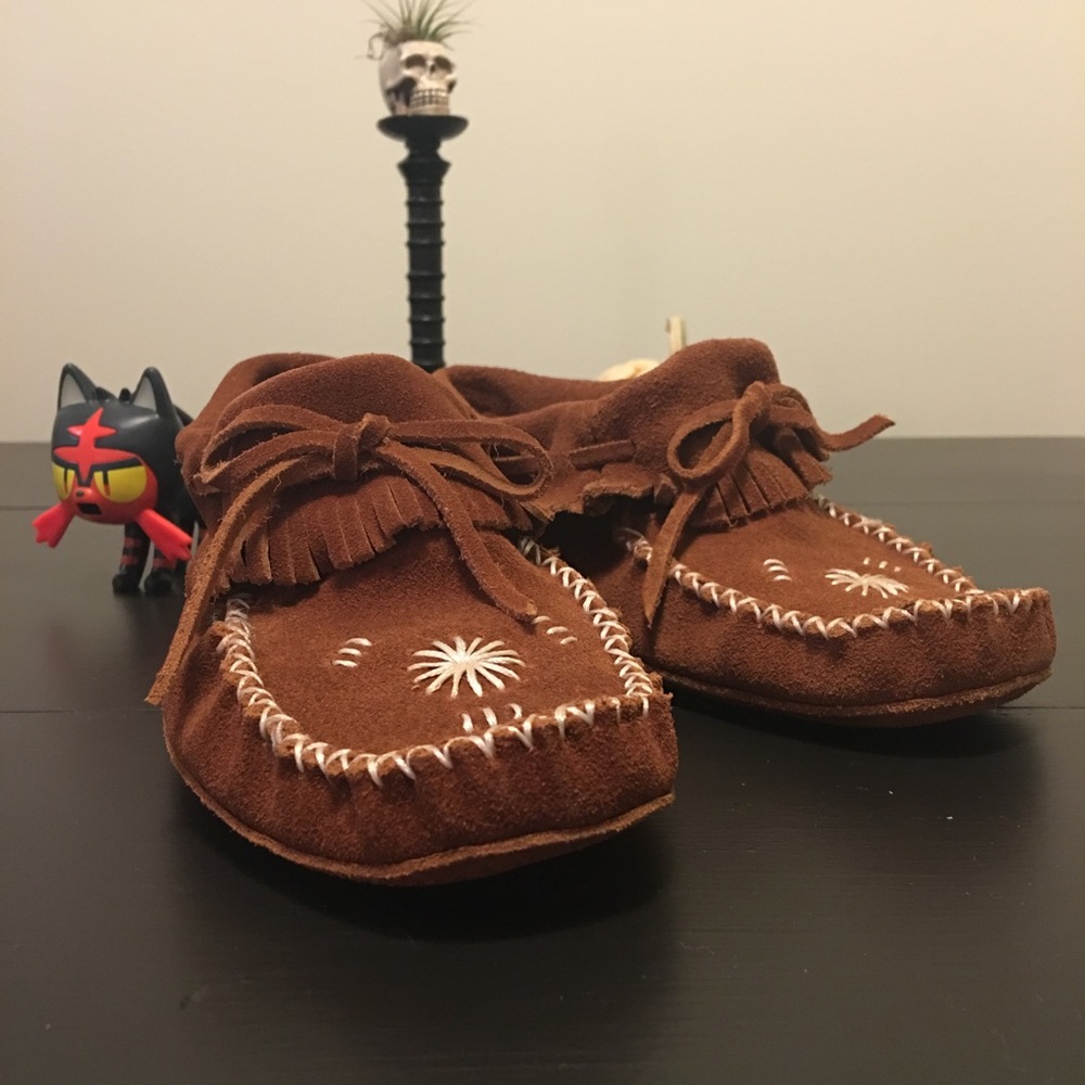 peace moccasins size 9